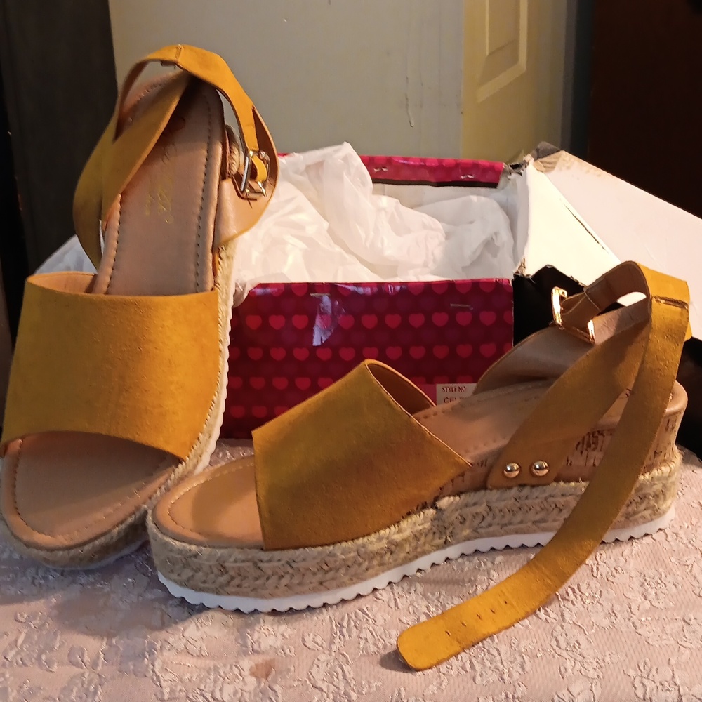 Beachy Golden Espadrilles size 10 - Picture 3 of 10
